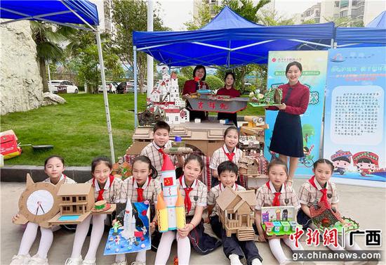 南宁小学生“世界地球日”广西主场宣传活动展示环保创意作品