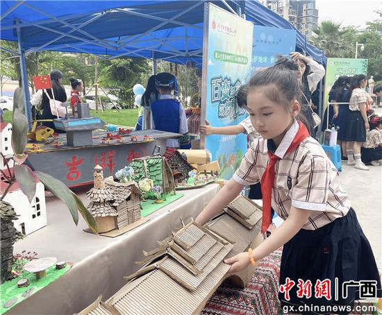 南宁小学生“世界地球日”广西主场宣传活动展示环保创意作品