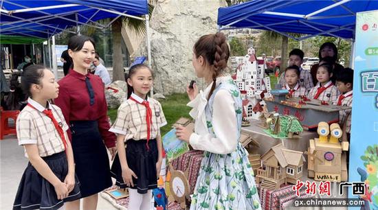 南宁小学生“世界地球日”广西主场宣传活动展示环保创意作品