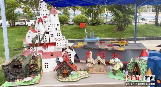 南宁小学生“世界地球日”广西主场宣传活动展示环保创意作品