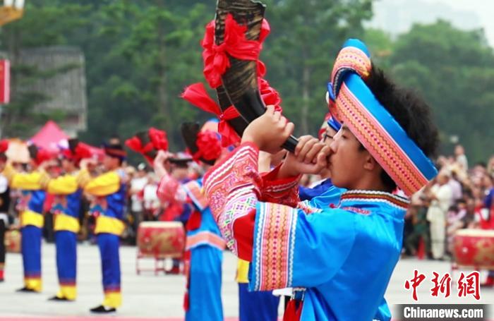 庆祝“三月三” 广西桂平上演“闹春牛”