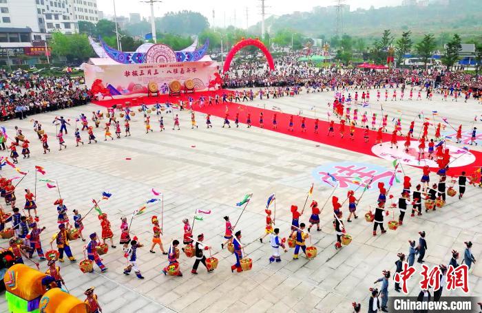 庆祝“三月三” 广西桂平上演“闹春牛”