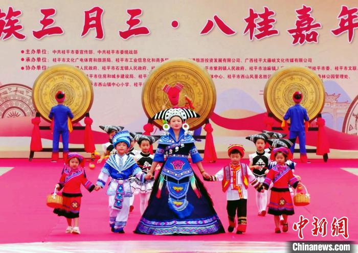 庆祝“三月三” 广西桂平上演“闹春牛”