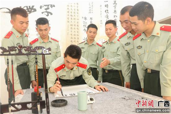 武警广西南宁支队开展“书香军营”活动