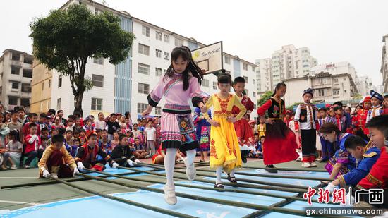 南宁市天桃实验学校天桃校区开展“三月三”庆祝活动