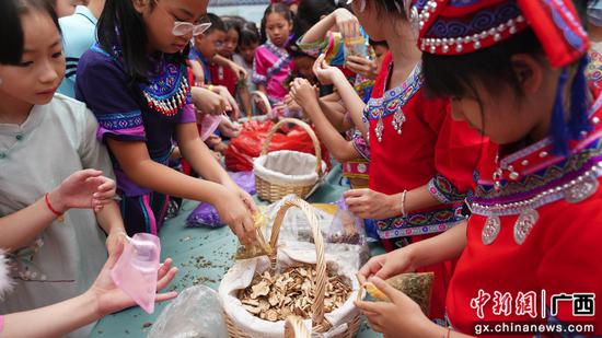 南宁市天桃实验学校天桃校区开展“三月三”庆祝活动