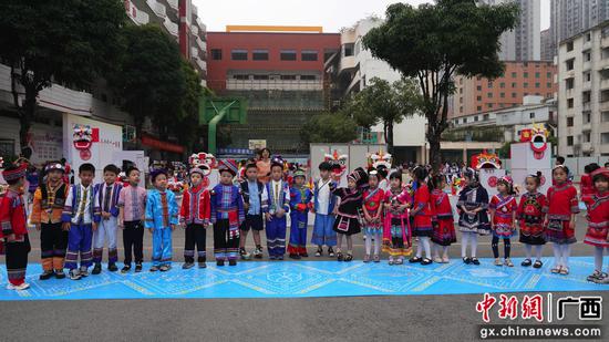 南宁市天桃实验学校天桃校区开展“三月三”庆祝活动