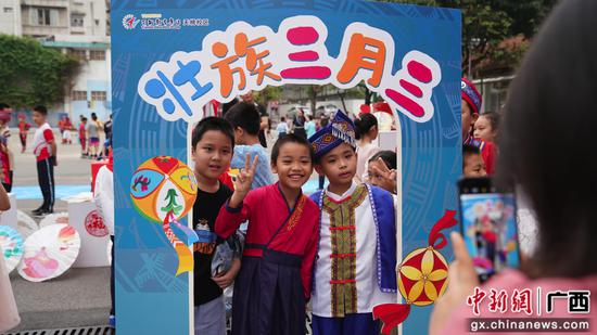 南宁市天桃实验学校天桃校区开展“三月三”庆祝活动