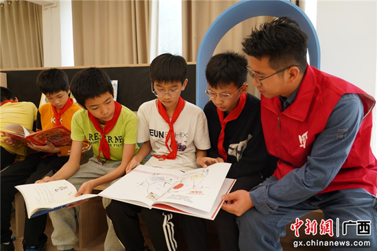 百色田阳“南网知行书屋”点亮孩子阅读梦