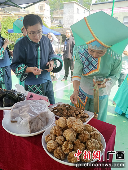 桂林灵川县启动三月三系列活动 彩调话剧走进乡村