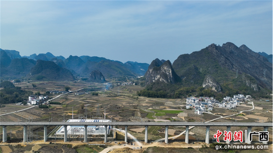 贵南高铁荔波至都安段牵引变电所受电完成