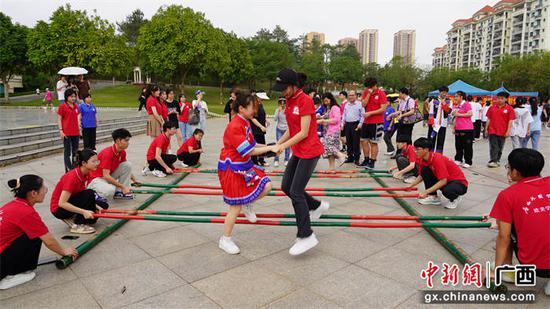 校方供图 广西外国语学院开展“三月三”民俗文化体验活动