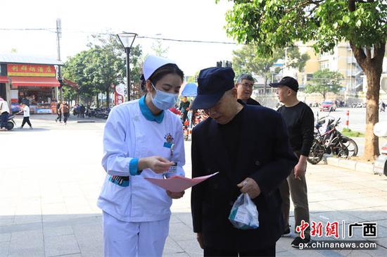 义诊活动进社区 医路同行护健康