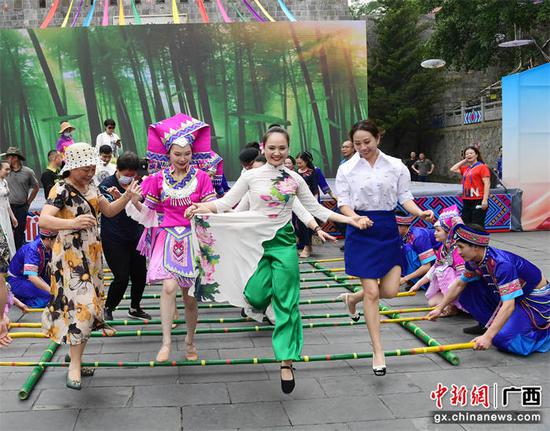 中越同欢共舞《欢乐竹竿舞》。庞立坚 摄 中越同欢共舞 凭祥市“壮族三月三·八桂嘉年华”开幕