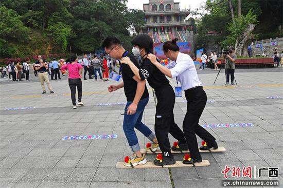 系列活动之板鞋比赛。庞立坚 摄 中越同欢共舞 凭祥市“壮族三月三·八桂嘉年华”开幕