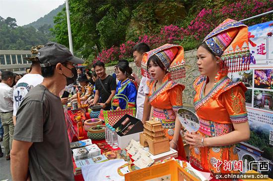 4月19日, 潮玩边关 凭祥市2023年壮族三月三八桂嘉年华活动在友谊关举行。凭祥土特产及旅游工艺品展销。庞立坚摄 中越同欢共舞 凭祥市“壮族三月三·八桂嘉年华”开幕