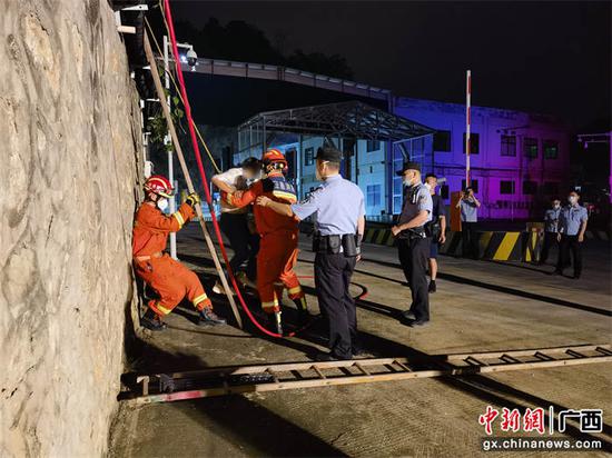 外籍人员非法出境坠落受伤被困 多部门联合紧急救援