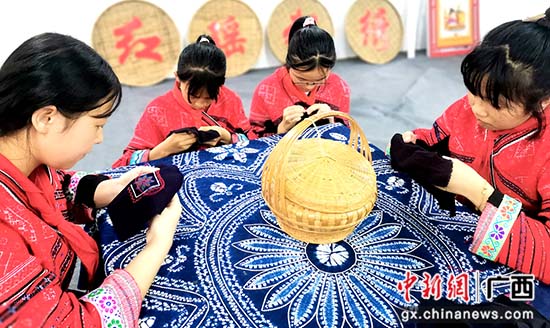 桂林市龙胜县龙脊镇小学启动“三月三”主题活动