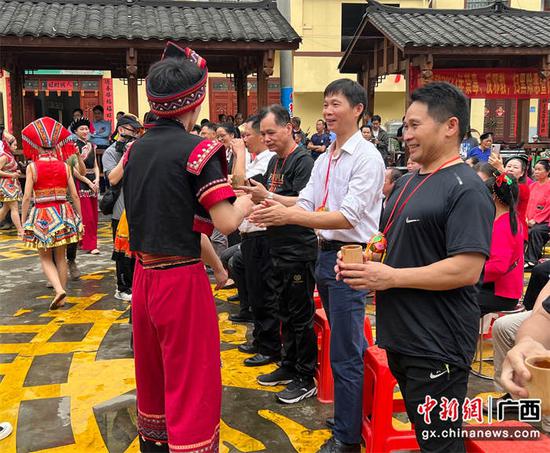 广西凭祥边民载歌载舞同庆“壮族三月三”