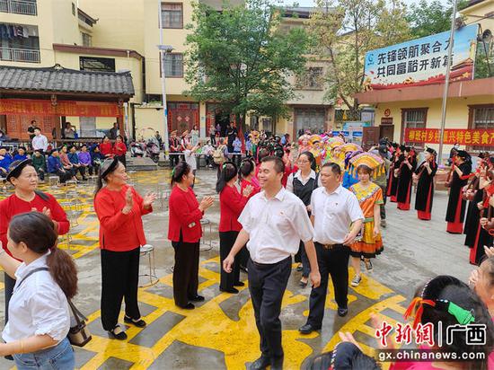 广西凭祥边民载歌载舞同庆“壮族三月三”