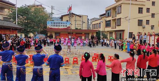 广西凭祥边民载歌载舞同庆“壮族三月三”
