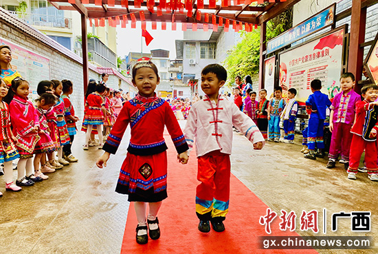 桂林市七星区各族群众载歌载舞欢度壮族“三月三”