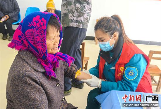 百色平果“社工+志愿”服务同频共振温暖“一老一小”