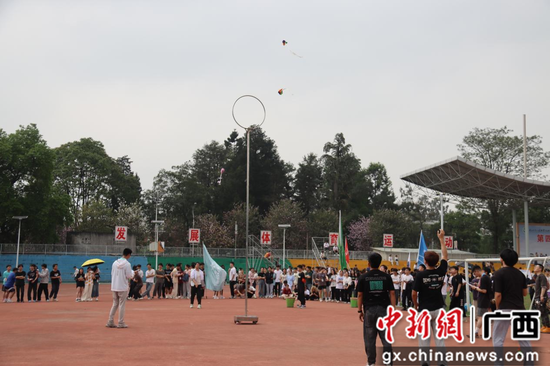 背篓绣球、品糯米饭 柳州一高校欢度“三月三”