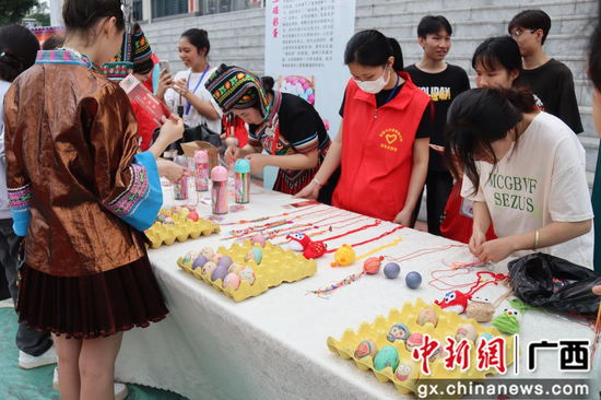 背篓绣球、品糯米饭 柳州一高校欢度“三月三”