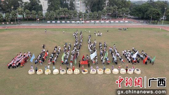 背篓绣球、品糯米饭 柳州一高校欢度“三月三”