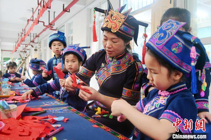 广西罗城：浓浓民族情 欢庆“三月三”