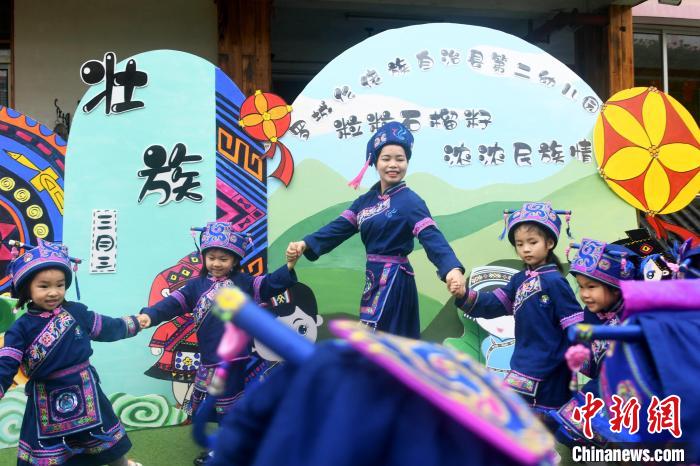 广西罗城：浓浓民族情 欢庆“三月三”