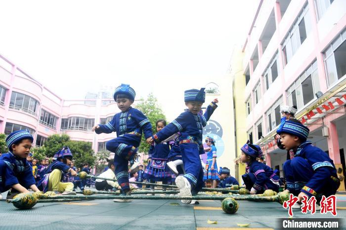 广西罗城：浓浓民族情 欢庆“三月三”