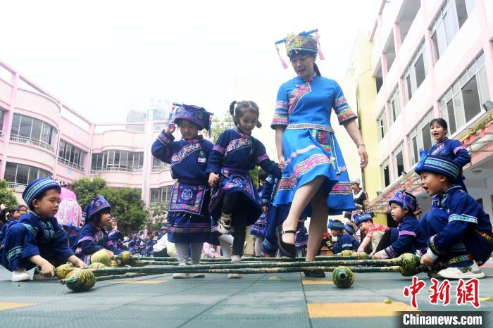 广西罗城：浓浓民族情 欢庆“三月三”