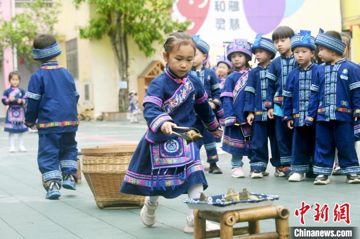 广西罗城：浓浓民族情 欢庆“三月三”