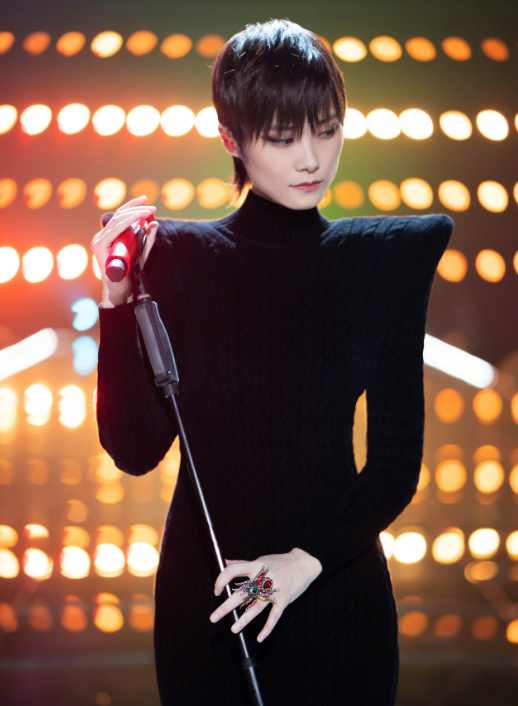 李宇春疑似怀孕？网友：风太不正经了