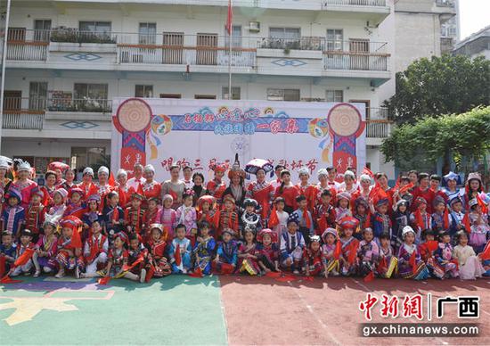 主办方供图 贺州八步区老干局携手幼儿园开展欢度“三月三”系列活动