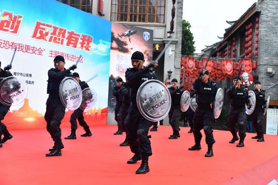南宁警方供图 南宁市举行“平安共创 反恐有我”反恐宣传进社区专场活动
