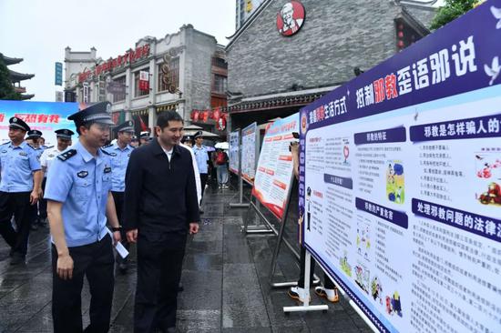 南宁警方供图 南宁市举行“平安共创 反恐有我”反恐宣传进社区专场活动