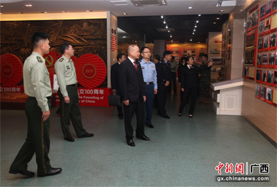 广西军地检察机关联合开展全民国家安全教育日普法宣传进军营活动