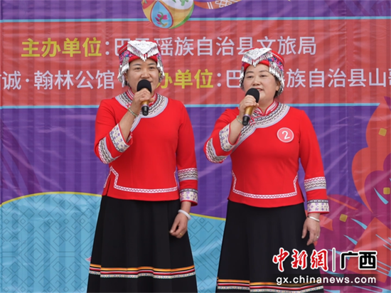 参赛选手在决赛上演唱。 首届巴马山歌争霸赛收官
