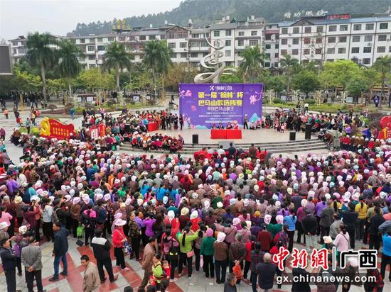 巴马站选拔赛现场 。 首届巴马山歌争霸赛收官