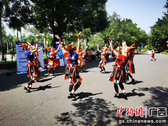 南宁警银联动开展“壮乡三月三 舞动反诈歌”之反诈主题快闪活动