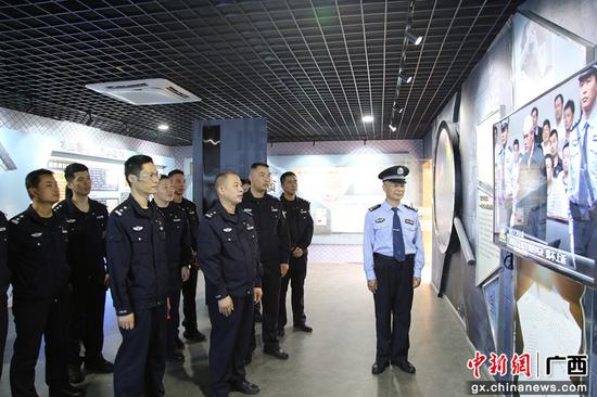 柳州出入境边防检查站到柳州监狱开展廉政警示教育活动