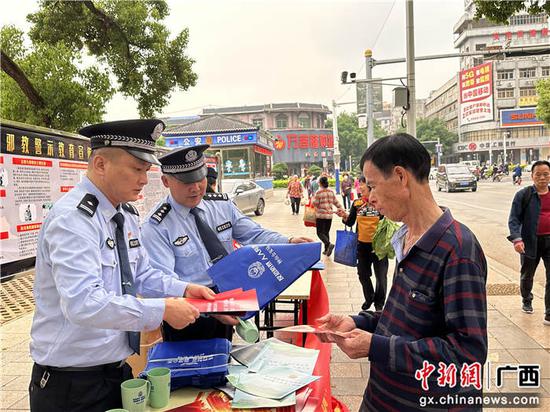 贺州钟山县警方开展维护国家安全法治宣传活动