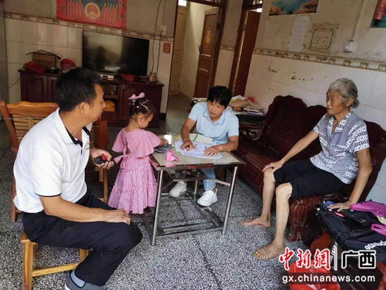 李红艳：“驻”进群众心坎里的第一书记