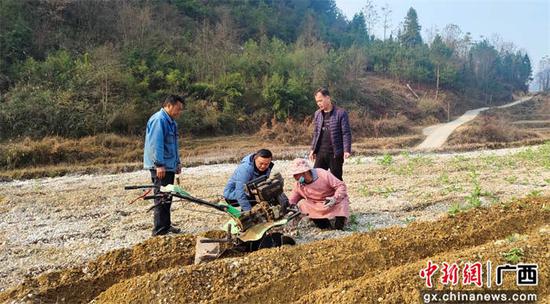 广西南丹多类别农机进田 无人机等设备让传统种植“下岗”