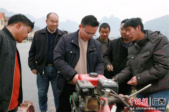 广西南丹多类别农机进田 无人机等设备让传统种植“下岗”