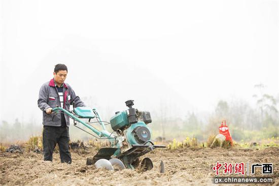 广西南丹多类别农机进田 无人机等设备让传统种植“下岗”