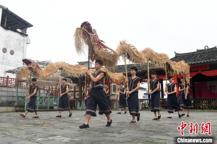 广西罗城仫佬族民众舞草龙展示特色民俗